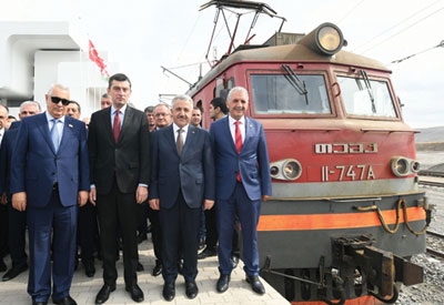 Bakü-Tiflis-Kars hattı hizmete açılacak