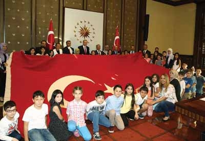 En büyük bayrak Cumhurbaşkanı Erdoğan'a teslim edildi